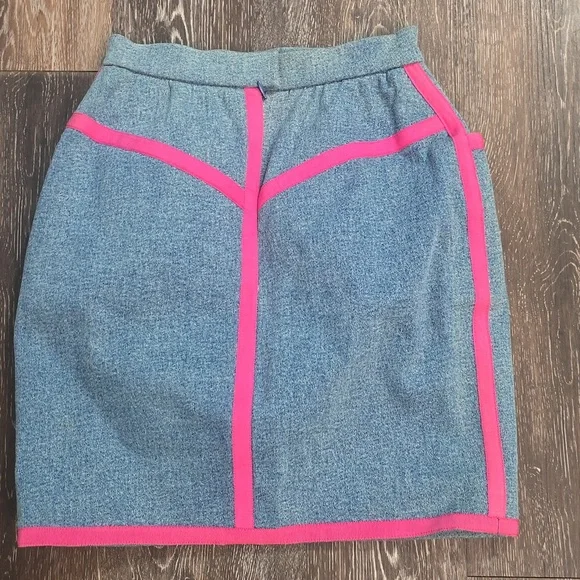 Chanel Boutique Denim Mini Skirt Size 38 Excellents Conditions.